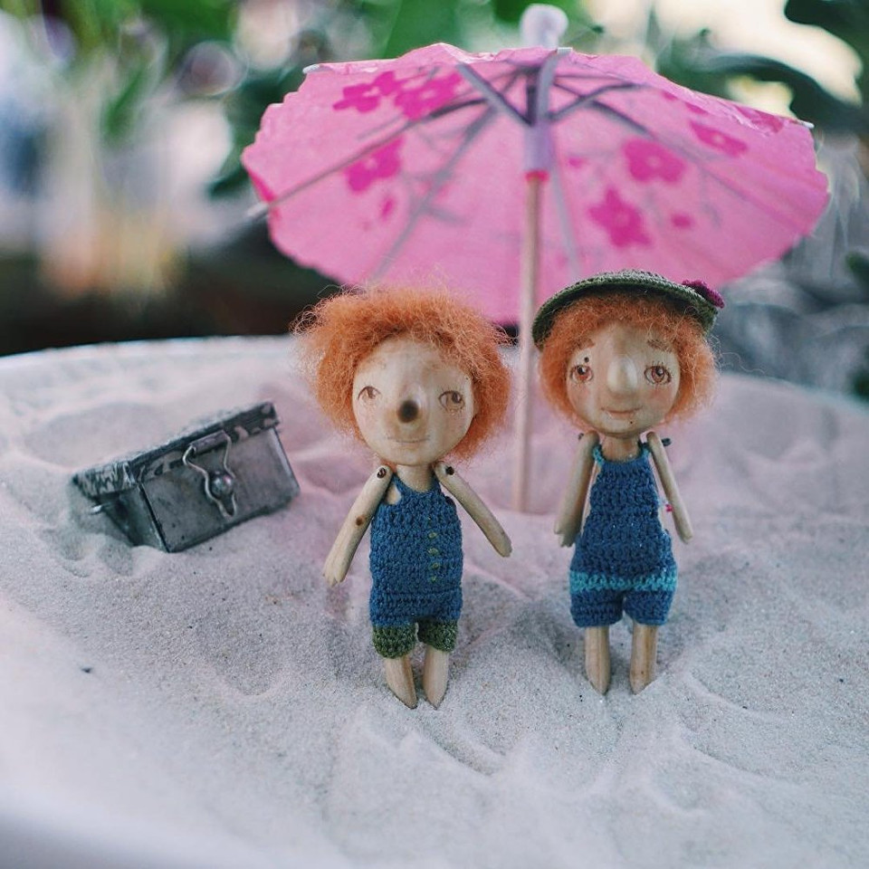 Chiếc ô nhỏ vốn cắm ở những ly cocktail đã trở thành nơi trú mưa. (Nguồn: Sputnik)