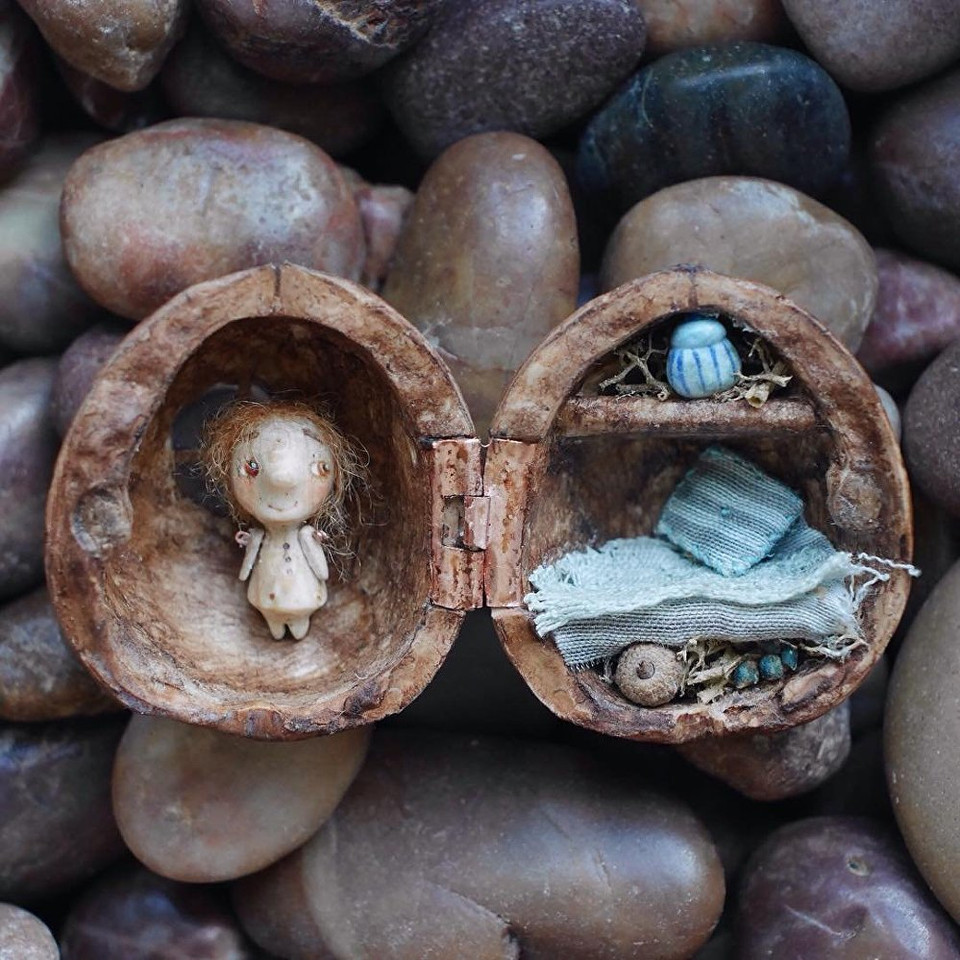 Ngôi nhà nhỏ trong vỏ hạt dẻ, sự tinh tế thể hiện ở chiếc bản lề được lắp khéo léo giữa 2 chiếc vỏ. (Nguồn: Sputnik)