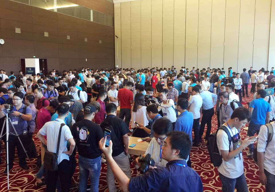 Rất đông người yêu công nghệ trải nghiệm sản phẩm Bphone 2017.