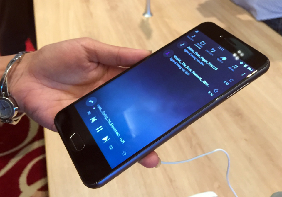 Bphone có pin 3.000mAh, theo Bkav thì sản phẩm này đáp ứng 2 ngày sử dụng ở mức bình thường.