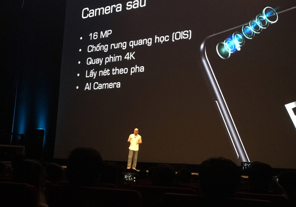 Ông Nguyễn Tử Quảng, Chủ tịch Bkav cho biết, Bphone 2017 mở bán ngày 19/8 với mức giá 9,789 triệu đồng.