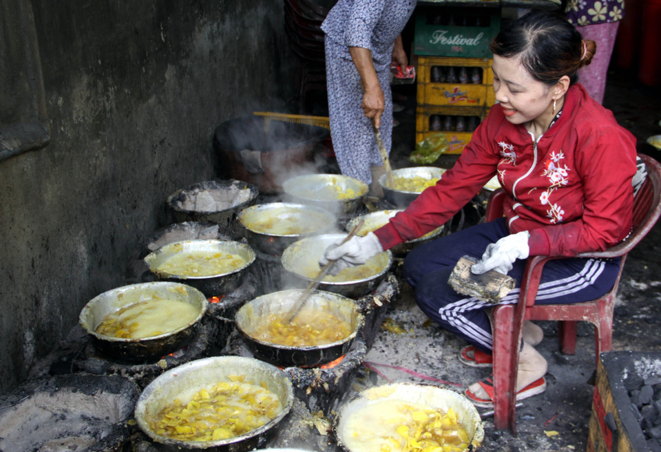 Sản xuất mứt gừng truyền thống Mỹ Chánh. (Ảnh: Trịnh Bang Nhiệm/TTXVN)