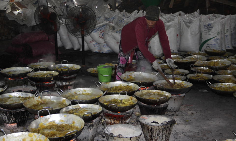 Hiện với giá bán cho các tiểu thương đến thu mua tại làng là 50.000 đồng/kg, làng mứt gừng Mỹ Chánh đạt doanh số từ 3,5-4 tỷ đồng. (Ảnh: Trịnh Bang Nhiệm/TTXVN)