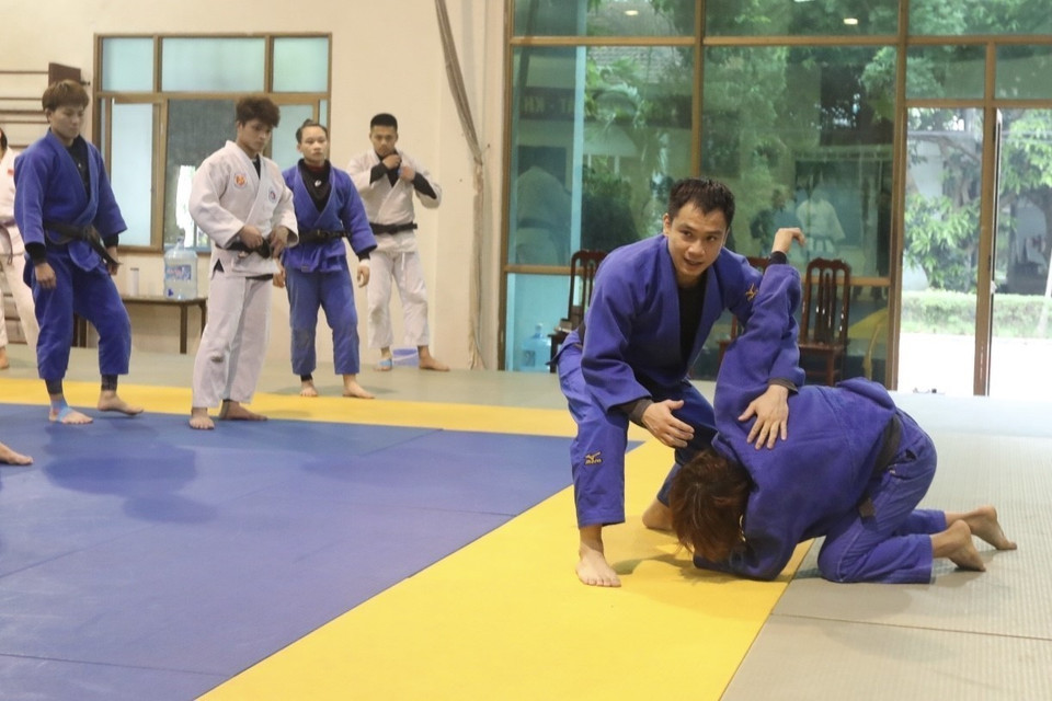Huấn luyện viên trưởng đội tuyển Judo Việt Nam Nguyễn Duy Khanh truyền thụ kinh nghiệm, kỹ năng trong những tình huống cụ thể tại buổi tập của đội tuyển Judo Việt Nam. (Ảnh: Minh Quyết/TTXVN) 