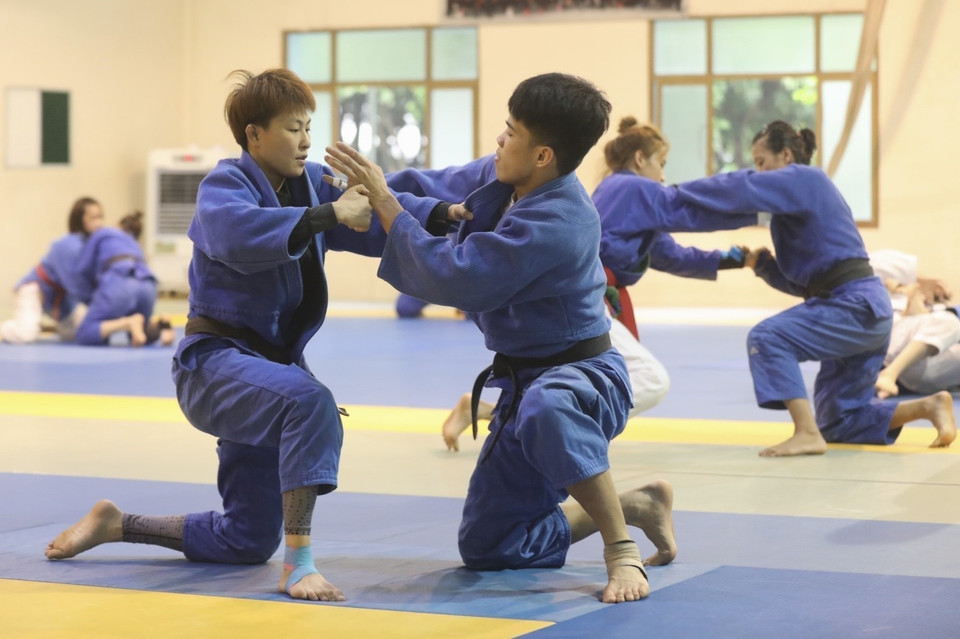 Hai vận động viên trẻ Đỗ Thu Hà (bên trái) và Chu Đức Đạt nỗ lực tập luyện khi lần đầu tiên được tham dự một kỳ SEA Games. (Ảnh: Minh Quyết/TTXVN)