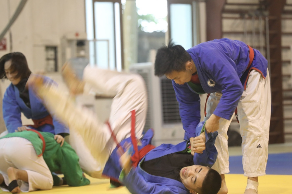 Các vận động viên nỗ lực tập luyện, hướng tới mục tiêu mang về thành tích cao cho Đoàn thể thao Việt Nam tại SEA Games 31.(Ảnh: Minh Quyết/TTXVN) 