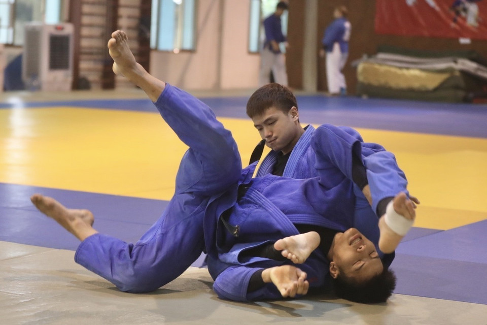 Các vận động viên nỗ lực tập luyện, hướng tới mục tiêu mang về thành tích cao cho Đoàn thể thao Việt Nam tại SEA Games 31. (Ảnh: Minh Quyết/TTXVN)