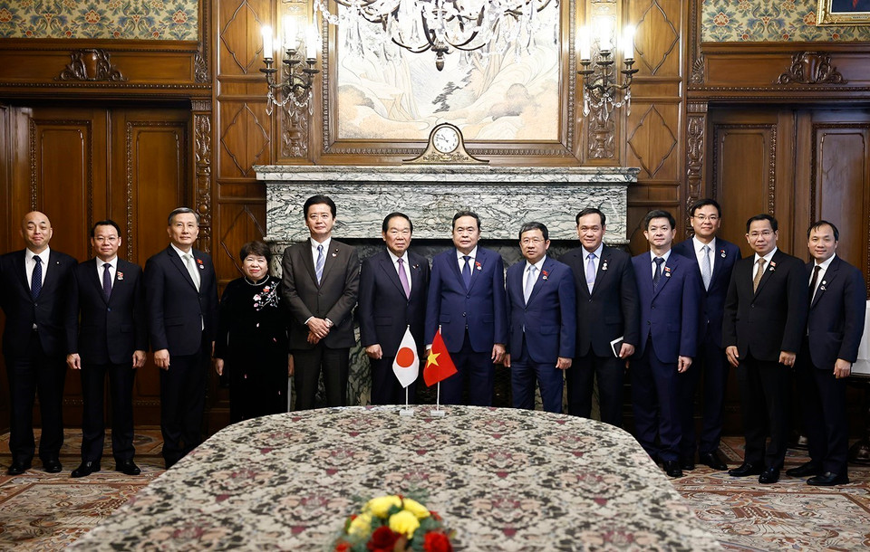 Chủ tịch Quốc hội Trần Thanh Mẫn và Chủ tịch Hạ viện Nhật Bản Nukaga Fukushiro với đại biểu. (Ảnh: Doãn Tấn/TTXVN)