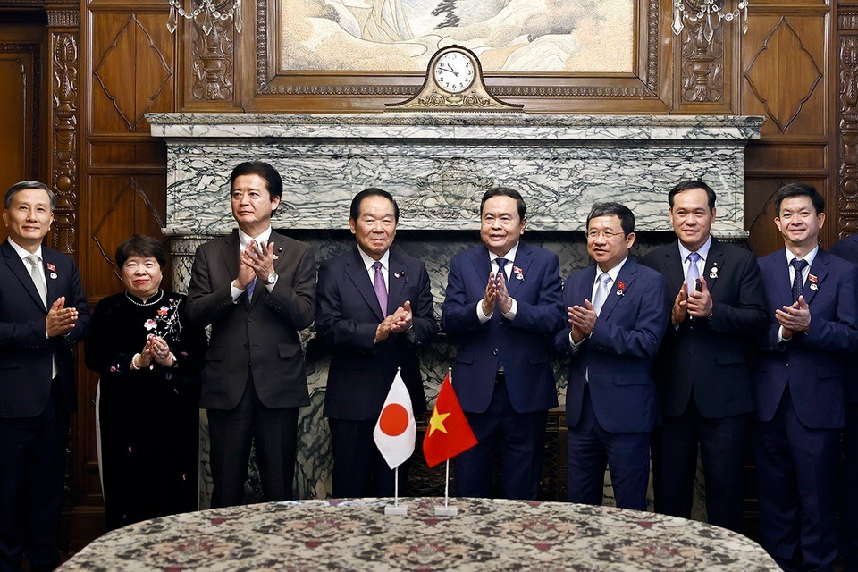 Chủ tịch Quốc hội Trần Thanh Mẫn và Chủ tịch Hạ viện Nhật Bản Nukaga Fukushiro với đại biểu. (Ảnh: Doãn Tấn/TTXVN)