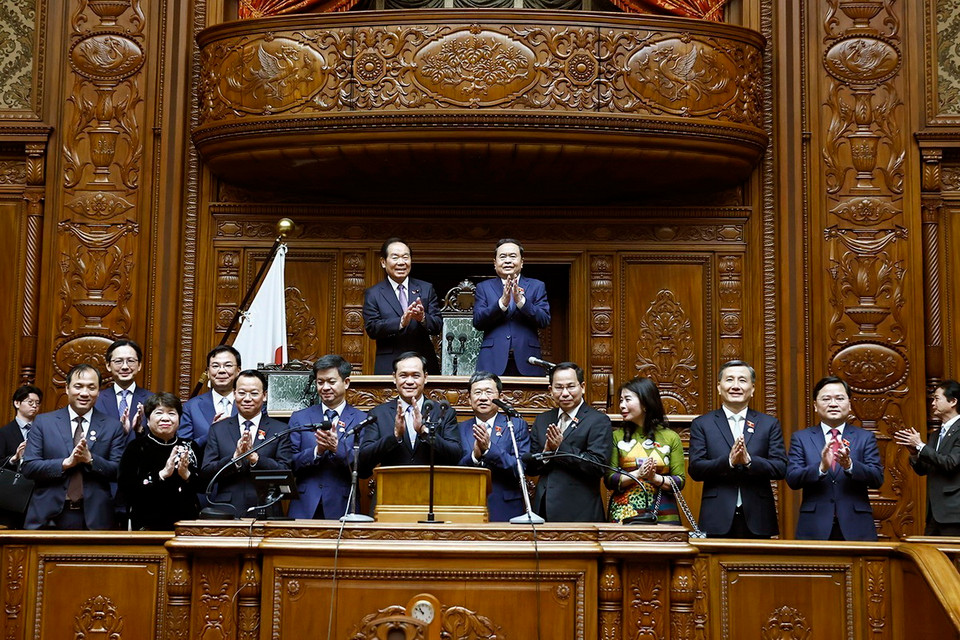 Chủ tịch Quốc hội Trần Thanh Mẫn và Chủ tịch Hạ viện Nhật Bản Nukaga Fukushiro tham quan phòng họp Hạ viện Nhật Bản. (Ảnh: Doãn Tấn/ TTXVN)