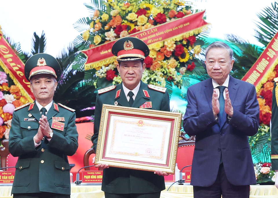 Tổng Bí thư Tô Lâm trao Huân chương Lao động hạng Nhất tặng Hội Cựu chiến binh Việt Nam. (Ảnh: Thống Nhất/ TTXVN)