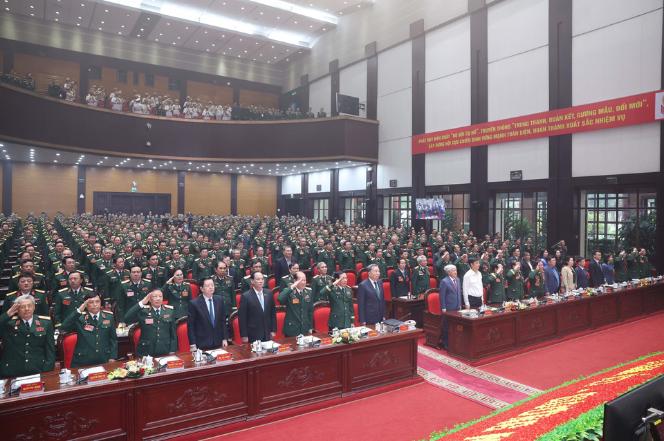 Tổng Bí thư Tô Lâm và các đại biểu thực hiện nghi lễ chào cờ. (Ảnh: Thống Nhất/TTXVN)