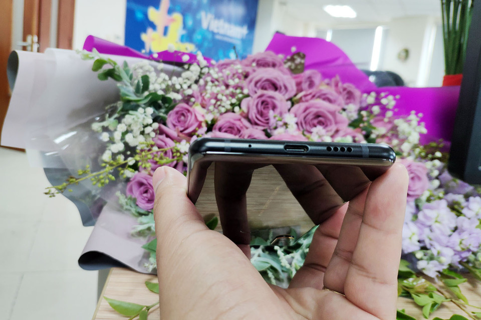 Phía dưới máy, cổng sạc+tai nghe USB-C và Mic được thiết kế gọn gàng. Máy sở hữu Chip Qualcomm – Snapdragon 845, Ram 6GB cho hiệu năng ấn tượng, mượt mà.