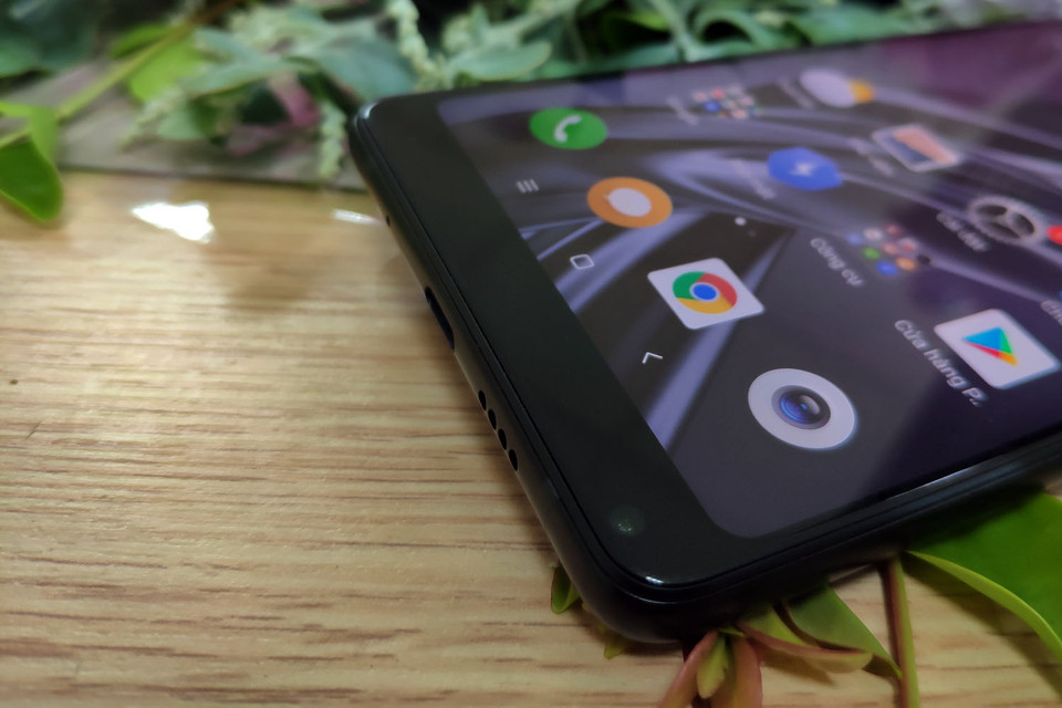 Camera selfie của Mi MIX 2S đặt phía dưới màn hình, bên tay phải. Đây là một thiết kế khá lạ của dòng Mi MIX 2.