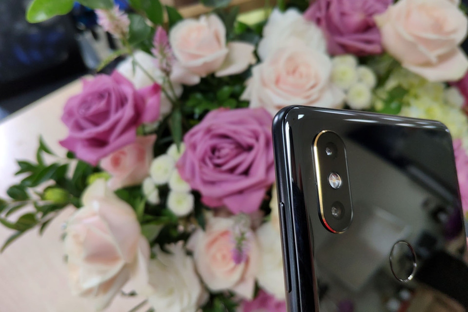 Hệ thống camera kép phía sau được bo vàng rất đẹp. Cạnh đó là cảm biến vân tay nhạy bén. Camera của máy được trang bị cảm biến IMX363 mới nhất của Sony cho cụm camera kép. Điểm ảnh lớn 1.4μm cải thiện khả năng chụp ảnh trong điều kiện thiếu sáng, và công nghệ Dual Pixel giúp tự động lấy nét cực nhanh. Mi MIX 2S cũng được tích hợp các tính năng AI, bao gồm trợ lý giọng nói AI điều khiển điện thoại và đồ gia dụng thông minh. 