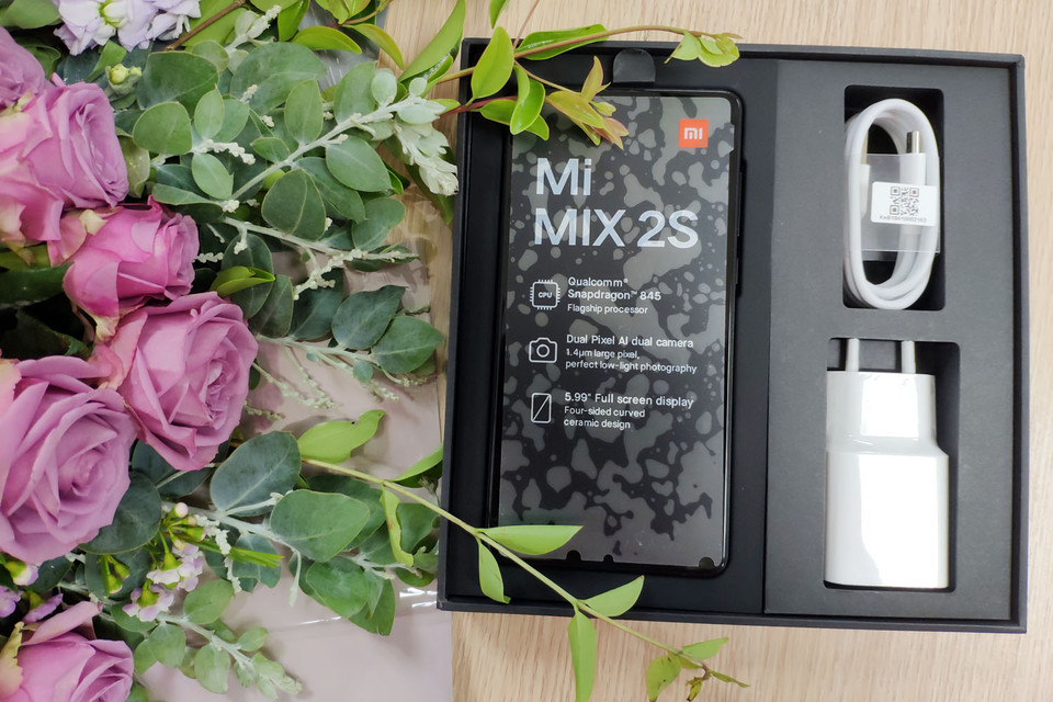 Mi MIX 2S được đóng trong hộp vuông màu đen với các phụ kiện như sạc, ốp lưng, que lấy SIM, adapter chuyển đổi từ USB-C sang jack 3,5mm...