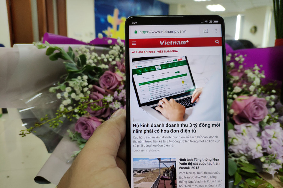 Sở hữu một thiết kế ấn tượng, loa ngoài của máy được 'giấu'rất khéo ở phía trên máy, khiến người dùng khó nhận biết vị trí của loa khi không để ý. Máy không có 'tai thỏ' như nhiều dòng máy cao cấp của nhiều hãng khác được ra đời trong năm 2018.