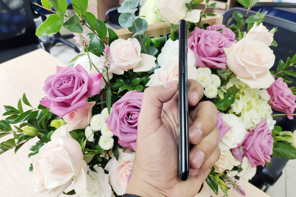 Mi MIX 2S là một chiếc máy nguyên khối với mặt lưng bóng bẩy, chống trầy tốt hơn. Bên cạnh đó, bộ khung kim loại cho cảm giác cứng cáp, bền bỉ. 