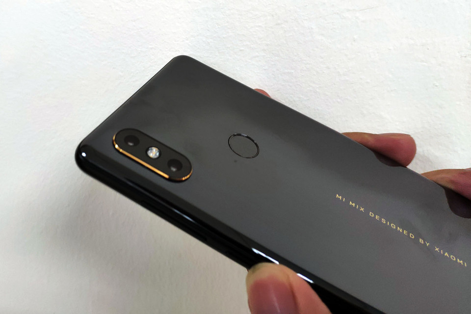 Mặt sau của Mi MIX 2S có dòng chữ vàng làm tôn vẻ thiết kế sang trọng của sản phẩm.