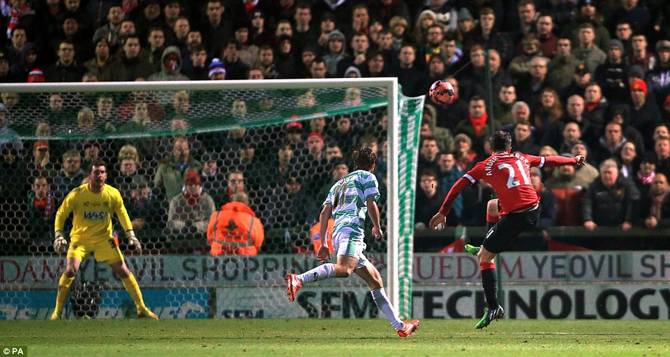 ... mở đầu cho chiến thắng là cú sút thần sầu của Ander Herrera