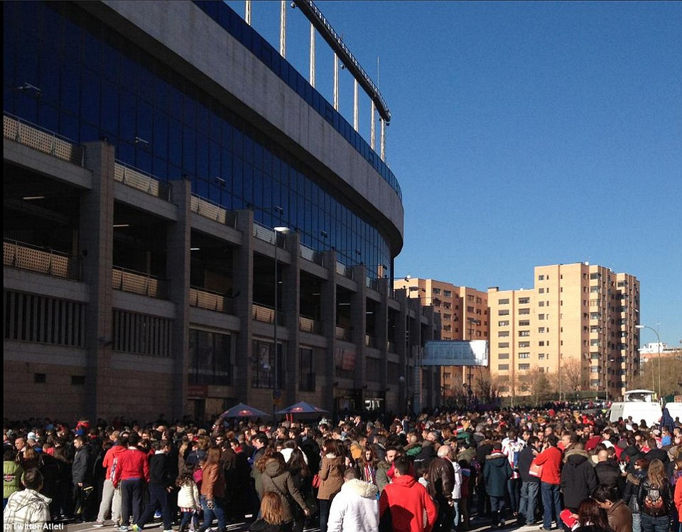 Rất đông người hâm mộ có mặt bên ngoài sân Vicente Calderon trước buổi lễ.