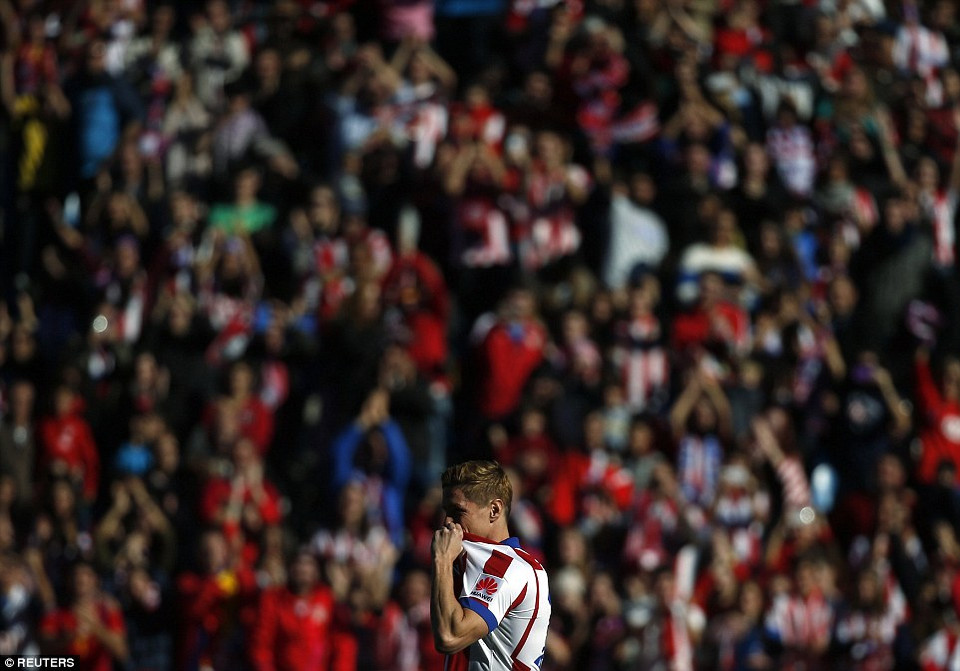 Khoảng 45.000 cổ động viên đã có mặt tại Vicente Calderon để đón anh trở lại "mái nhà xưa" sau hơn 7 năm lưu lạc.