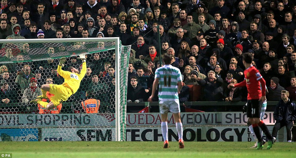 Trong pha bóng này, anh đã xoay người 180 độ trước khi tung một cú vuốt khi bóng vẫn còn đang nảy trên không.