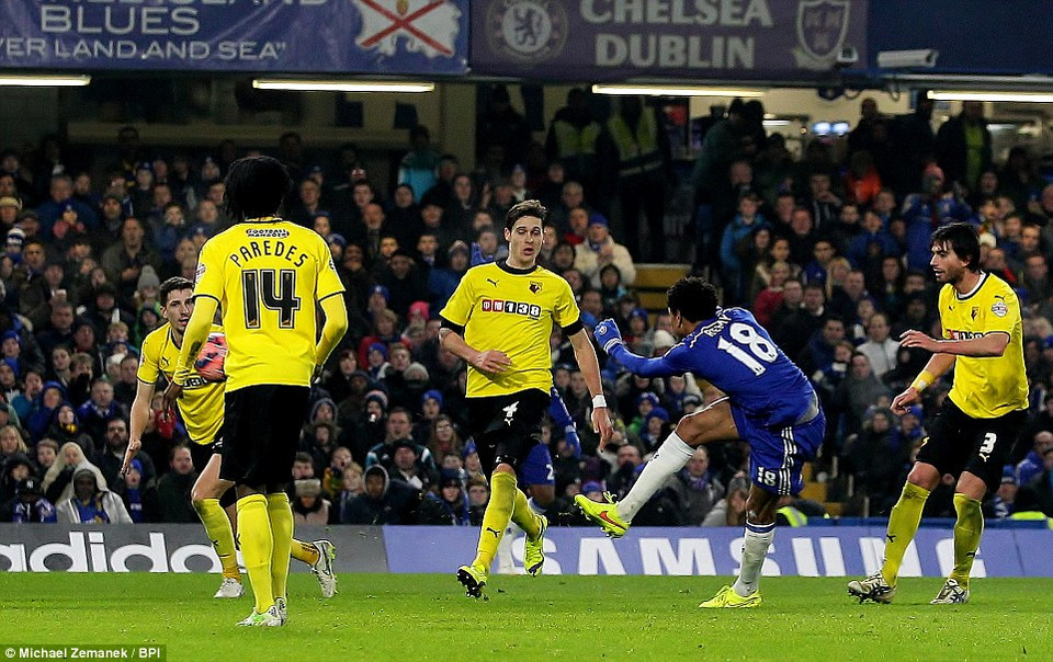 Tiếp đó, Loic Remy gia tăng cách biệt 