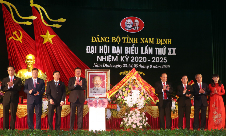 Phó Thủ tướng Thường trực Chính phủ Trương Hòa Bình chúc mừng Đại hội đại biểu Đảng bộ tỉnh Nam Định lần thứ XX, nhiệm kỳ 2020 - 2025. (Ảnh: Văn Đạt/TTXVN)