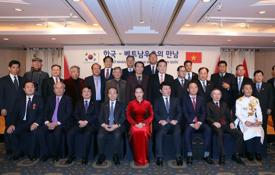 Chủ tịch Quốc hội Nguyễn Thị Kim Ngân gặp gỡ nhân sỹ hữu nghị Việt Nam-Hàn Quốc. (Ảnh: Trọng Đức/TTXVN)