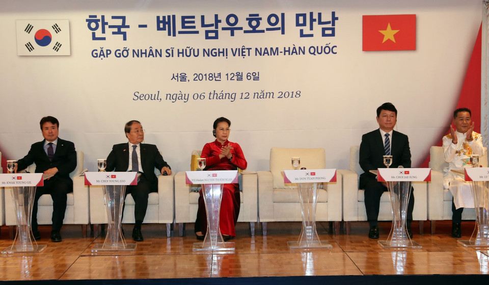 Chủ tịch Quốc hội Nguyễn Thị Kim Ngân gặp gỡ nhân sỹ hữu nghị Việt Nam-Hàn Quốc. (Ảnh: Trọng Đức/TTXVN)