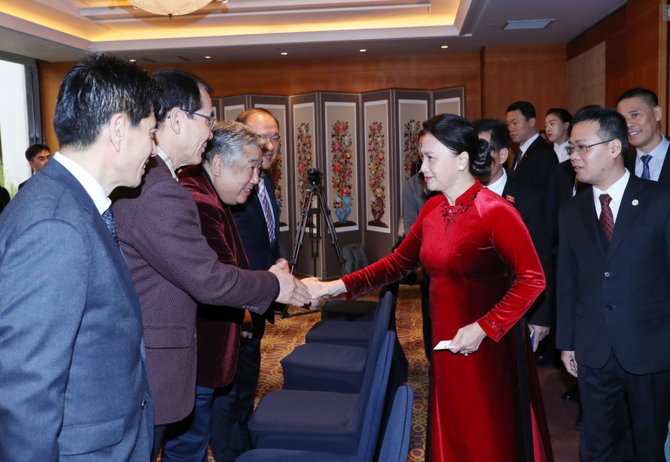 Chủ tịch Quốc hội Nguyễn Thị Kim Ngân với các đại biểu Hội nghiên cứu Việt Nam học tại Hàn Quốc. (Ảnh: Trọng Đức/TTXVN)