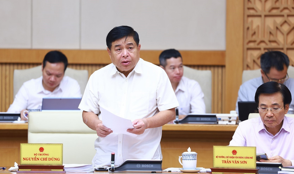 Bộ trưởng Bộ Kế hoạch và Đầu tư Nguyễn Chí Dũng báo cáo tình hình kinh tế-xã hội tháng 10. (Ảnh: Dương Giang/TTXXVN)