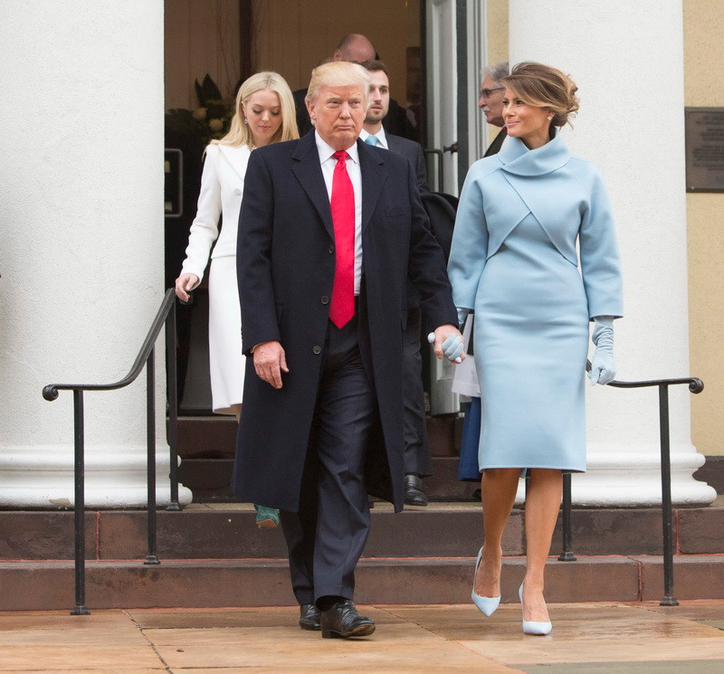 Tổng thống đắc cử Mỹ Donald Trump và phu nhân Melania Trump tại nhà thờ St. John ngày 20/1. (Nguồn: EPA/TTXVN)