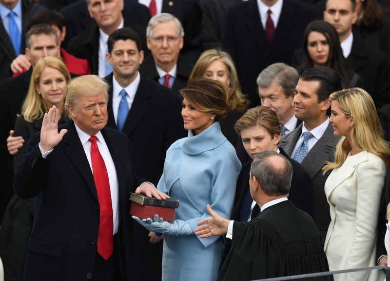 Tổng thống đắc cử Donald Trump đọc lời tuyên thệ tại Washington, DC, ngày 20/1. (Nguồn: AFP/TTXVN)