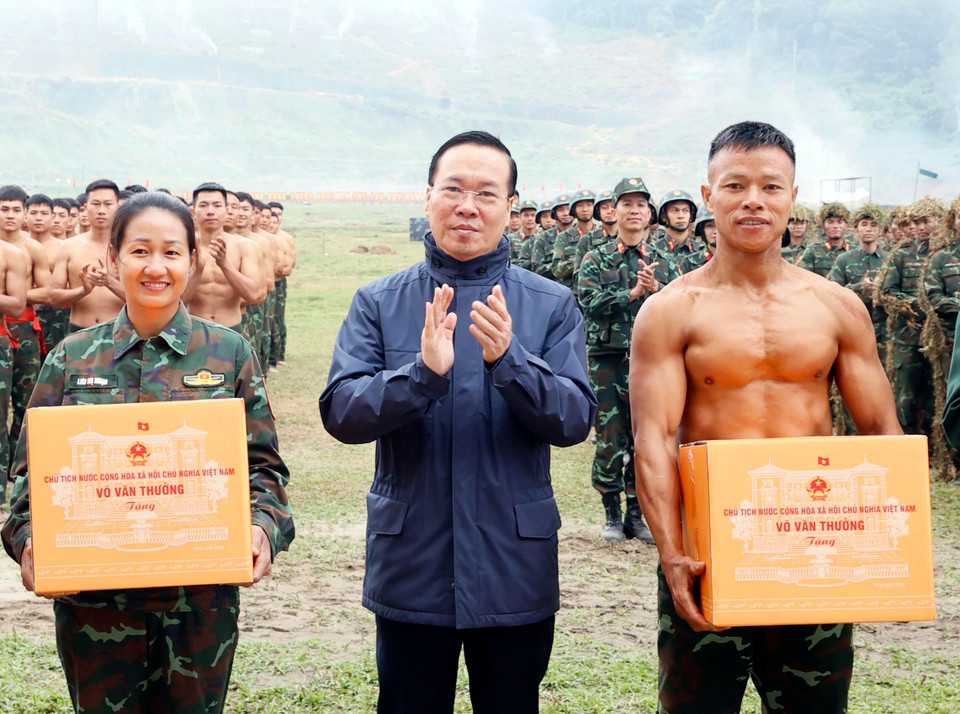 Chủ tịch nước Võ Văn Thưởng tặng quà cho các chiến sỹ đặc công. (Ảnh: Thống Nhất/TTXVN)