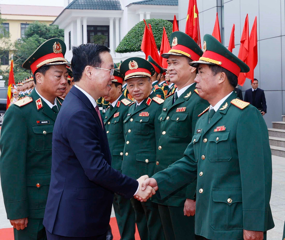 Chủ tịch nước Võ Văn Thưởng với lãnh đạo, sỹ quan chỉ huy Bộ Tư lệnh Binh chủng Đặc công. (Ảnh: Thống Nhất/TTXVN)