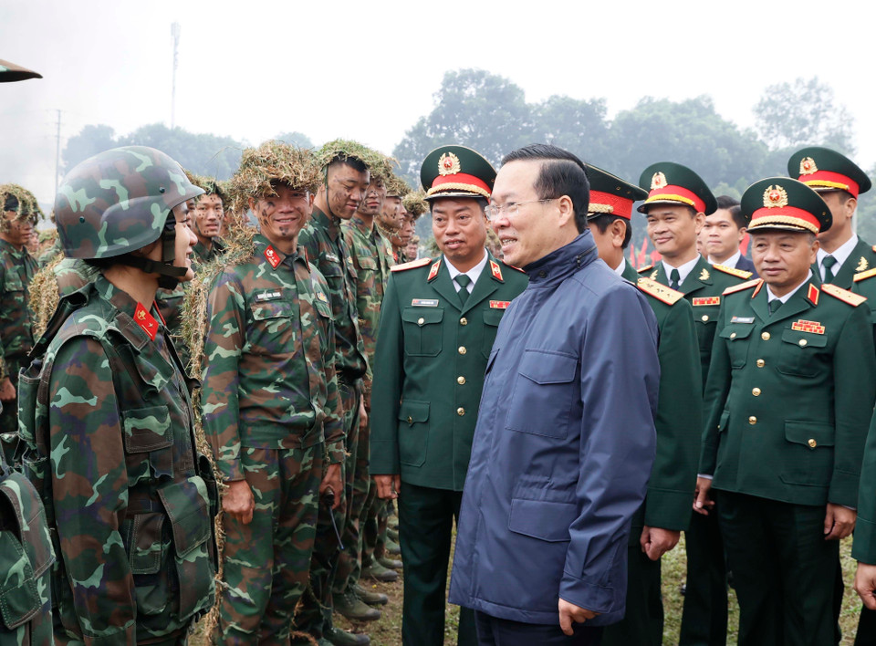 Chủ tịch nước Võ Văn Thưởng thăm hỏi, động viên bộ đội đặc công tại thao trường huấn luyện. (Ảnh: Thống Nhất/TTXVN)