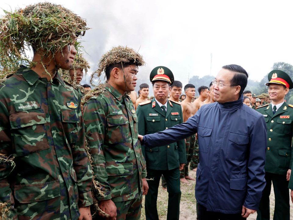 Chủ tịch nước Võ Văn Thưởng thăm hỏi, động viên bộ đội đặc công tại thao trường huấn luyện. (Ảnh: Thống Nhất/TTXVN)