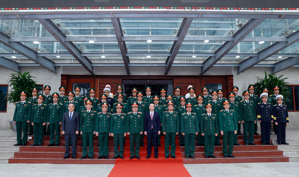 Chủ tịch nước Võ Văn Thưởng với lãnh đạo, sỹ quan chỉ huy Bộ Tư lệnh Binh chủng Đặc công. (Ảnh: Thống Nhất/TTXVN)