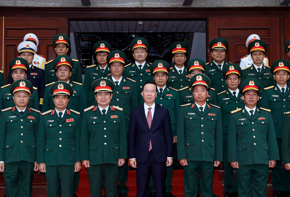 Chủ tịch nước Võ Văn Thưởng với lãnh đạo, sỹ quan chỉ huy Bộ Tư lệnh Binh chủng Đặc công. (Ảnh: Thống Nhất/TTXVN)