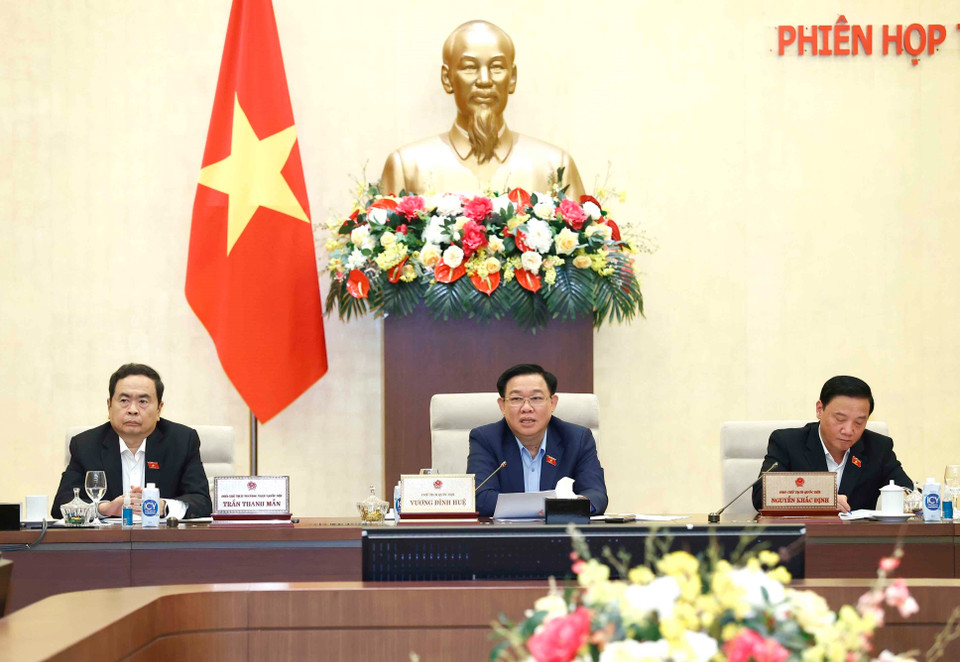 Chủ tịch Quốc hội Vương Đình Huệ phát biểu tại phiên họp thứ 28, Ủy ban Thường vụ Quốc hội sáng 18/12. (Ảnh: Doãn Tấn/TTXVN)