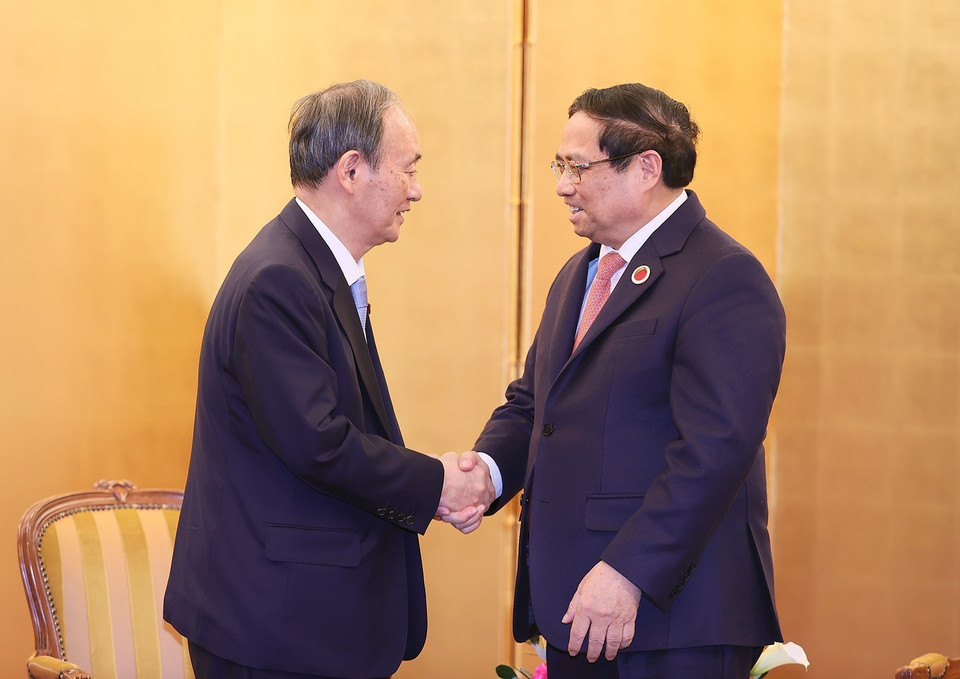 Thủ tướng Phạm Minh Chính gặp cựu Thủ tướng Nhật Bản Suga Yoshihide. (Ảnh: Dương Giang/TTXVN)