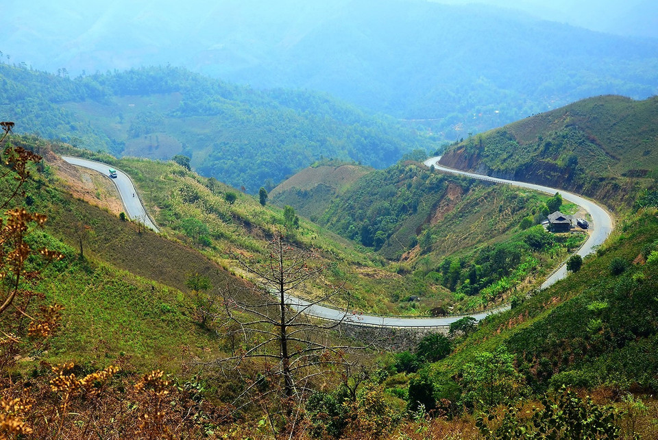 Một cung đường trên đèo Pha Đin. (Ảnh: Phan Tuấn Anh/TTXVN)