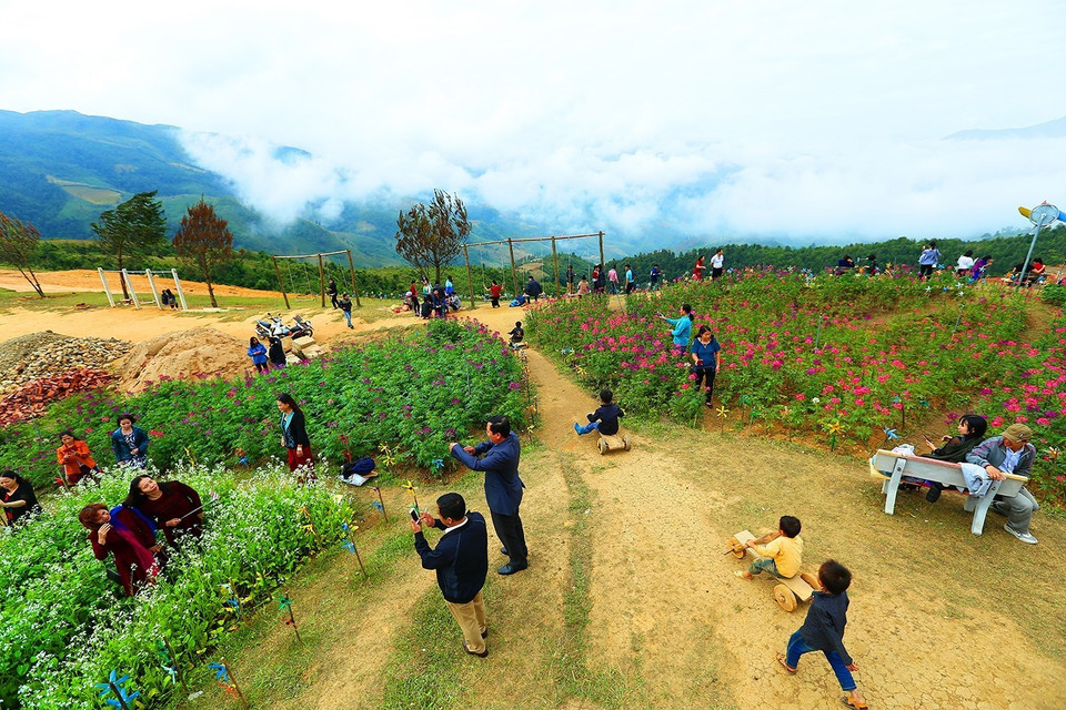 Khu du lịch Pha Đin Pass được xây dựng trên đèo Pha Đin từ năm 2016 và trở thành điểm đến vô cùng hấp dẫn đối với du khách trong và ngoài tỉnh. (Ảnh: Phan Tuấn Anh/TTXVN)