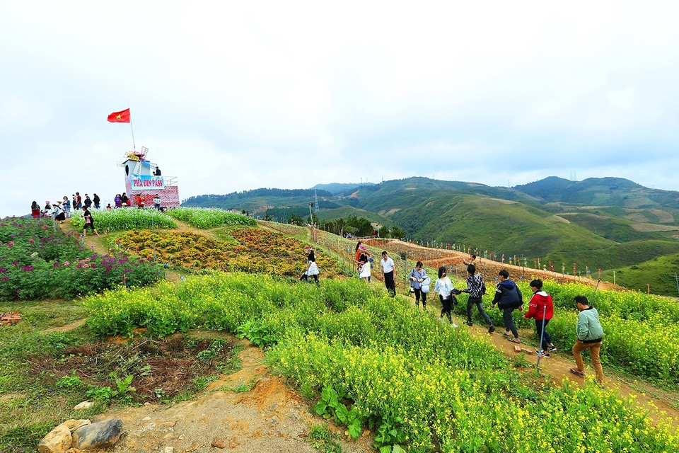 Du khách vui chơi tại khu du lịch Pha Đin Pass. (Ảnh: Phan Tuấn Anh/TTXVN)