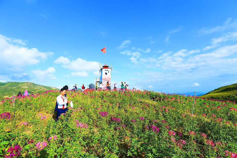 Du khách vui chơi tại khu du lịch Pha Đin Pass. (Ảnh: Phan Tuấn Anh/TTXVN)