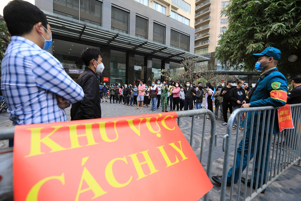 Các cư dân sinh sống tại chung cư Sky City Tower hồi hộp, phấn khởi chờ đến giờ dỡ bỏ cách ly. (Ảnh: Thành Đạt/TTXVN)