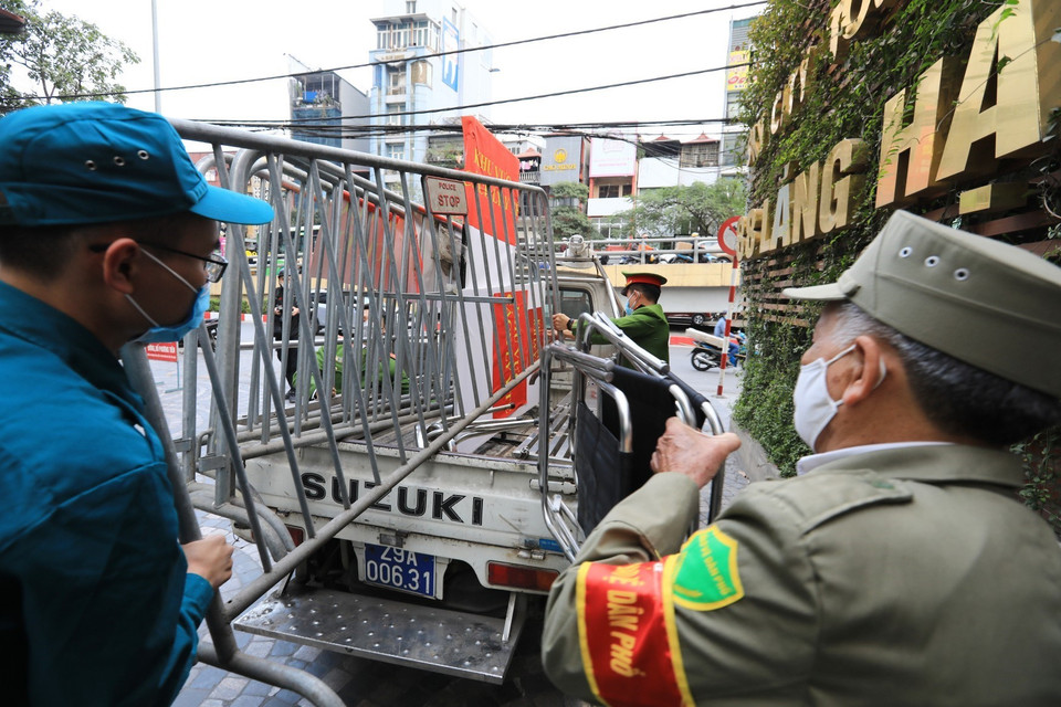 Lực lượng chức năng quận Đống Đa dỡ bỏ hàng rào cách ly chung cư Sky City Tower. (Ảnh: Thành Đạt/TTXVN)