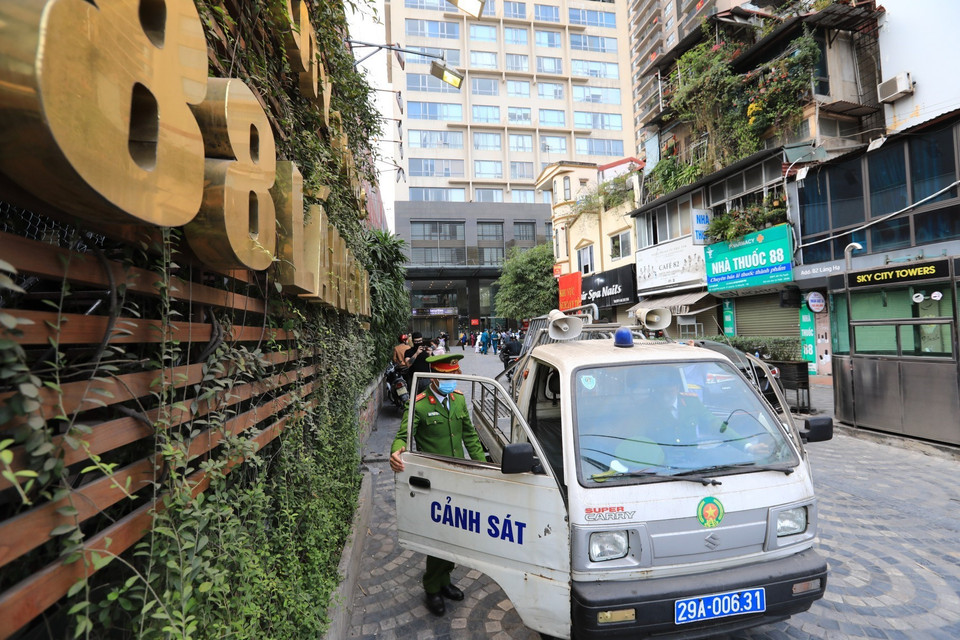 Lực lượng chức năng quận Đống Đa dỡ bỏ hàng rào cách ly chung cư Sky City Tower đúng 17h00 ngày 5/2. (Ảnh: Thành Đạt/TTXVN)